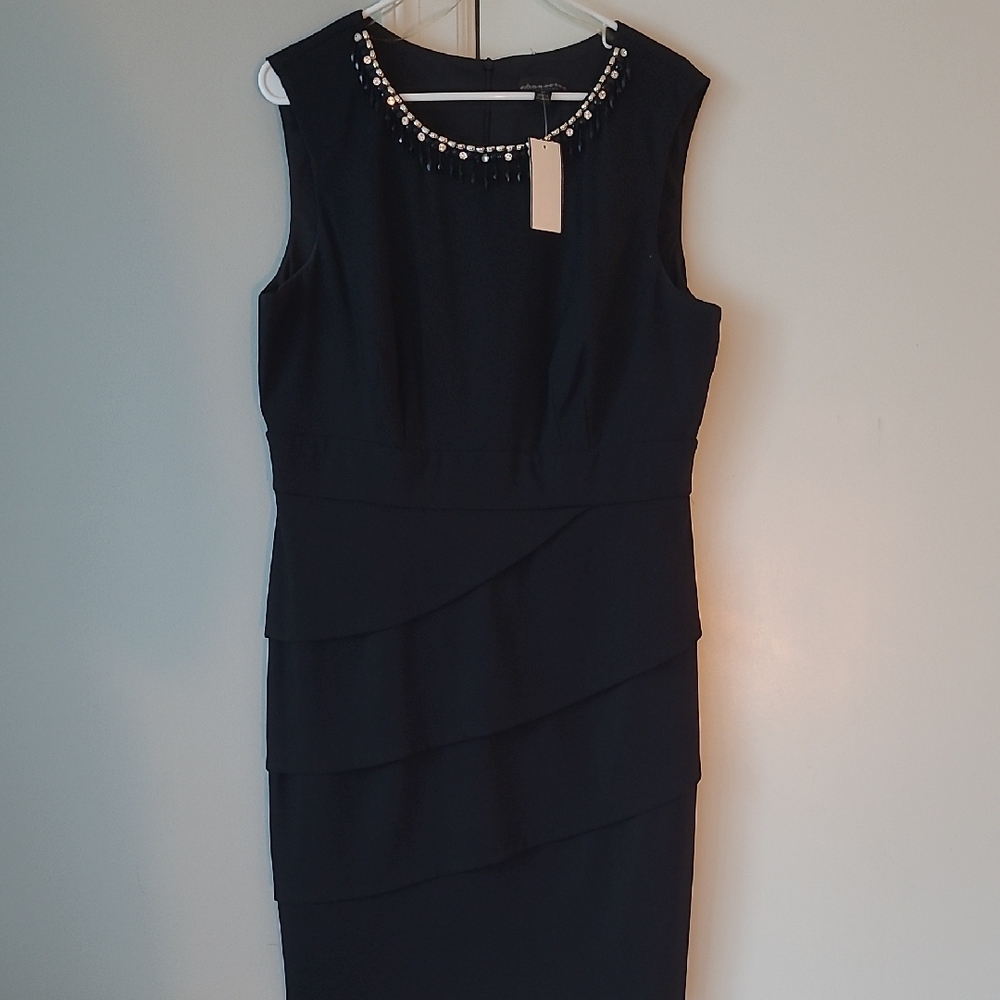 Elegant Black Sleeveless Cocktail Dress with Beaded Neckline